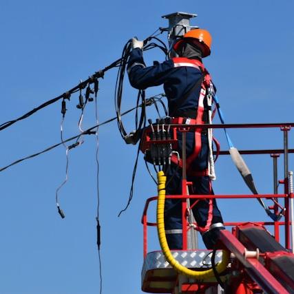 Grid faults stopping production line – financial losses of 10 thousand to over 100 thousand dollars per hour for industrial facilities