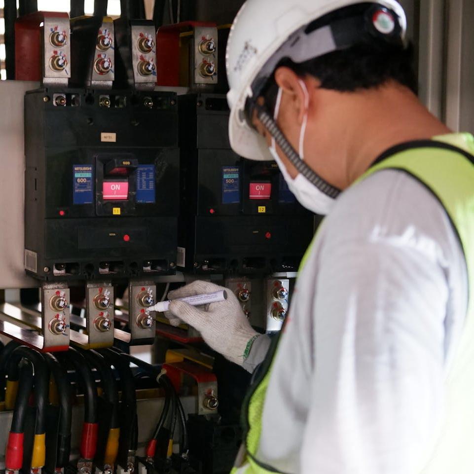 Multi-scenario composite needs – peak shaving, backup, and solar integration required for a single project